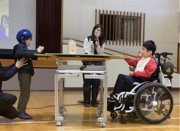 集会で「トントン相撲マシン」を体験