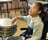 太鼓をたたく
